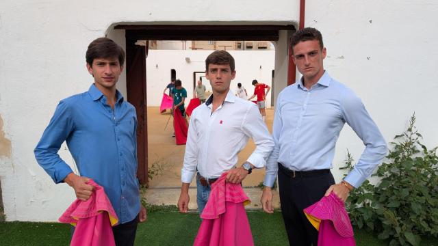 Kevin Alcolado, Javier Cuartero y Borja Escudero en la plaza de toros con los alumnos de la escuela taurina.