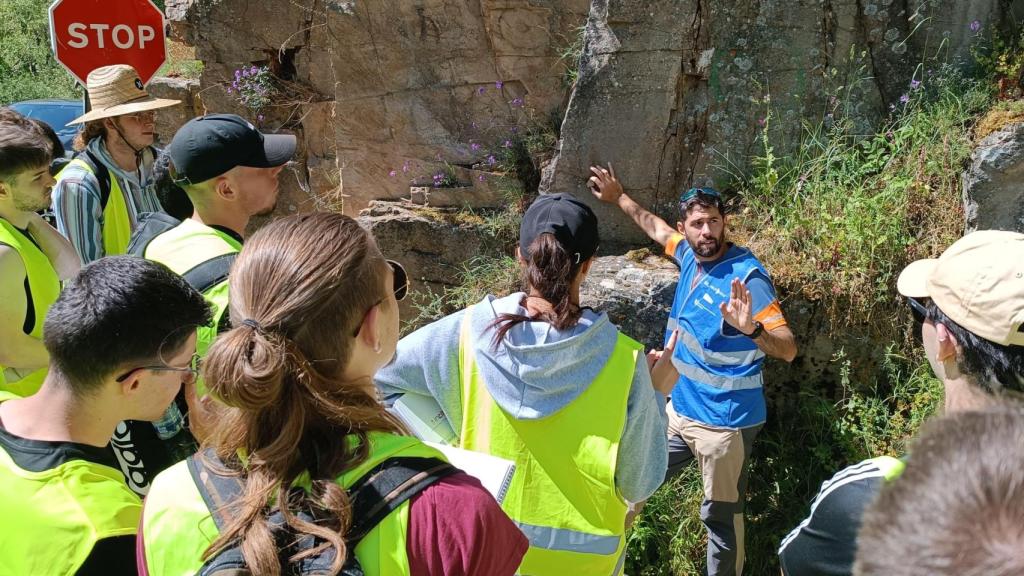 Javier Fernández con un grupo de estudiantes