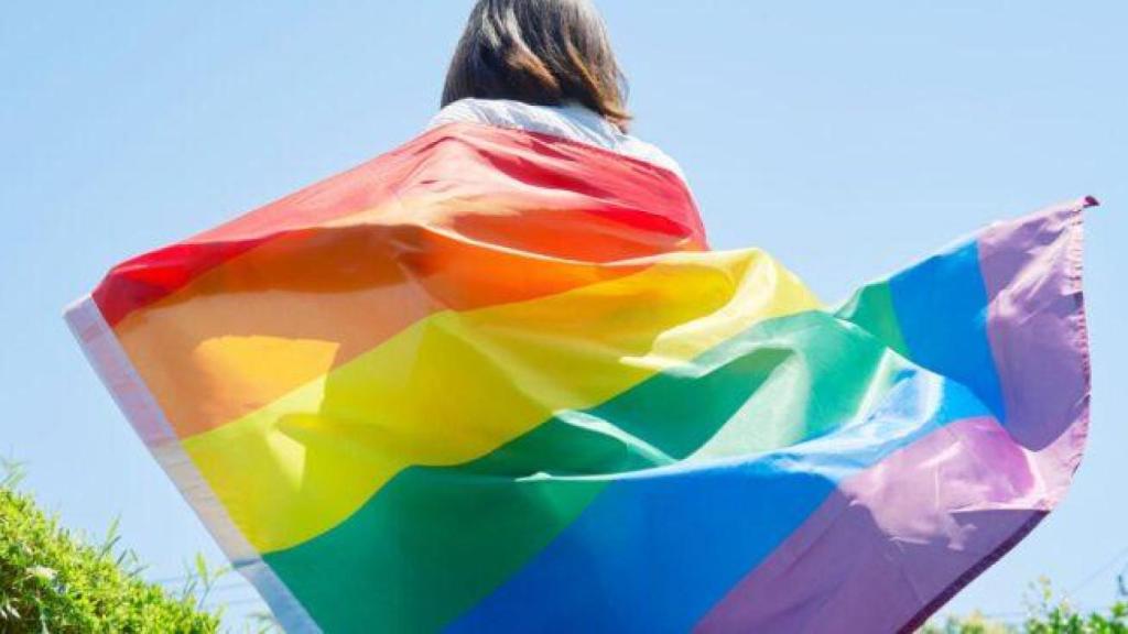 Una persona con una bandera LGTBI+
