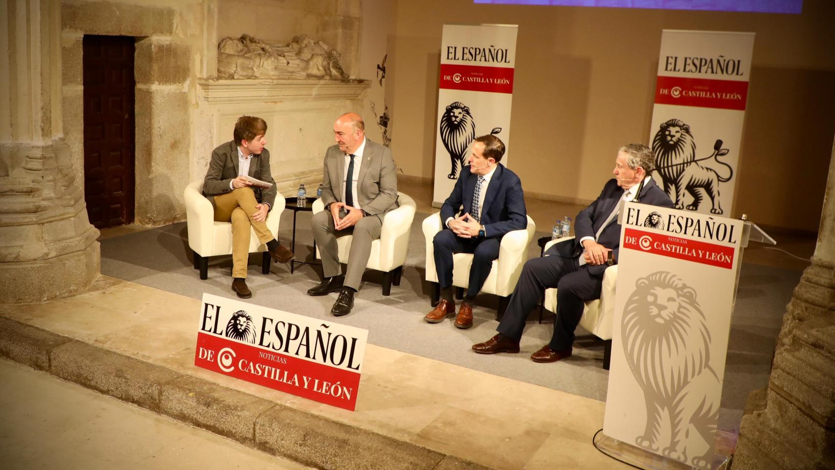 El periodista de EL ESPAÑOL - Noticias de Castilla y León Alvar Salvador y los presidentes de las diputaciones de Segovia, Valladolid y Zamora, Miguel Ángel de Vicente, Conrado Íscar y Javier Faúndez, respectivamente