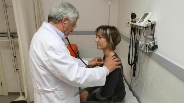 Imagen de archivo de un médico de Atención Primaria atendiendo a una paciente.