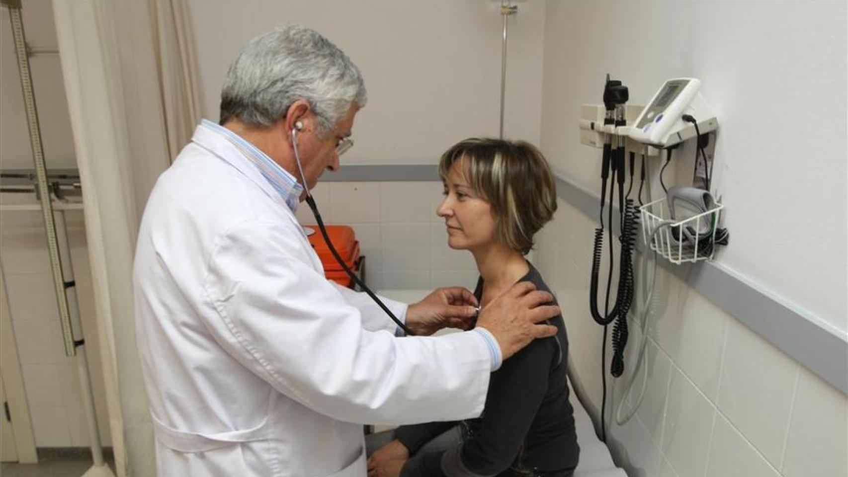Imagen de archivo de un médico de Atención Primaria atendiendo a una paciente.