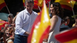 Alberto Núñez Feijóo, presidente del PP, e Isabel Díaz Ayuso, líder en Madrid y presidenta de la Comunidad, en la concentración contra Pedro Sánchez.