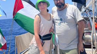 Sergio Toribio Sánchez junto a Greta Thunberg en el Madleen.