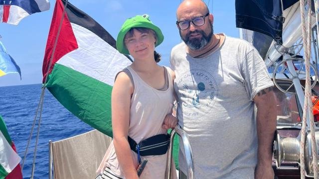 Sergio Toribio Sánchez junto a Greta Thunberg en el Madleen.