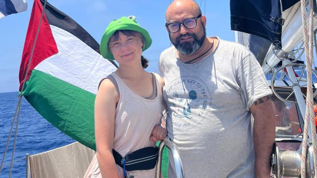 Sergio Toribio Sánchez junto a Greta Thunberg en el Madleen.