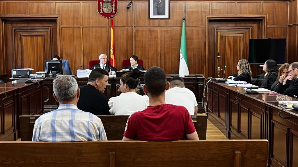 Los acusados de matar a un hombre y ocultar su cadáver en un pozo, en la Audiencia de Sevilla.