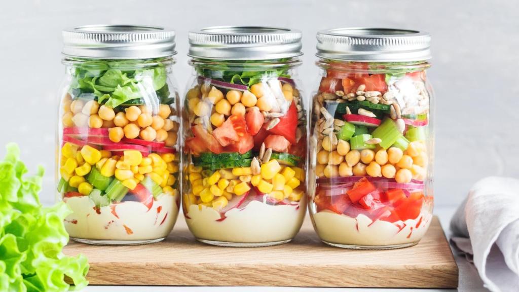 Tres ensaladas en botes.