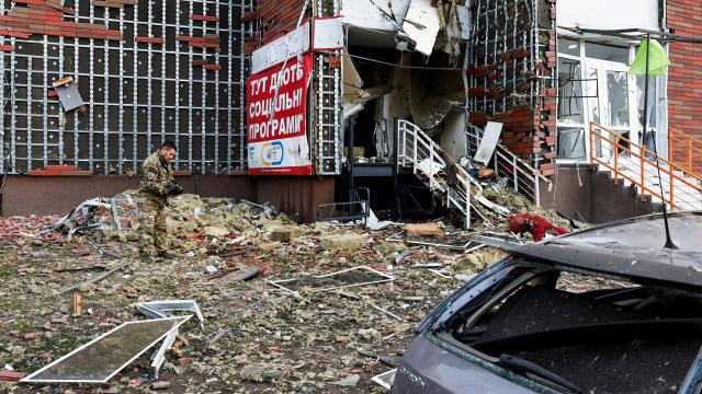 Un edificio residencial en Kiev dañado por el último ataque ruso.