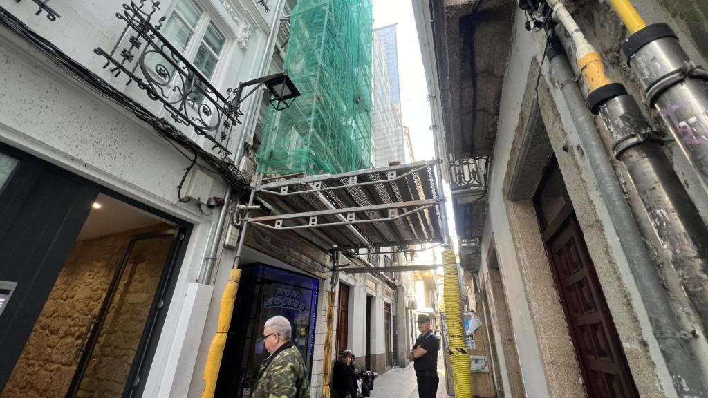 La calle San Nicolás, con tránsito de personas pero el edificio afectado custodiado por Policía Local.