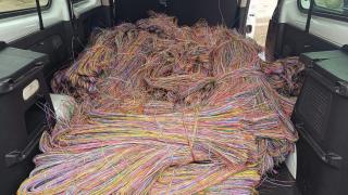 Imagen de una de las furgonetas con el cobre recuperado.