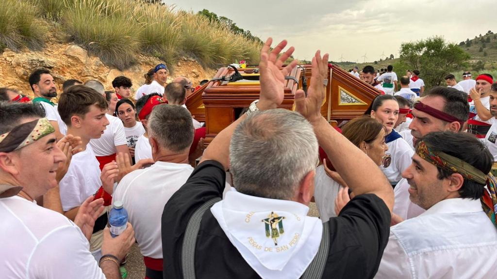 El obispo de Albacete animando a los andarines.