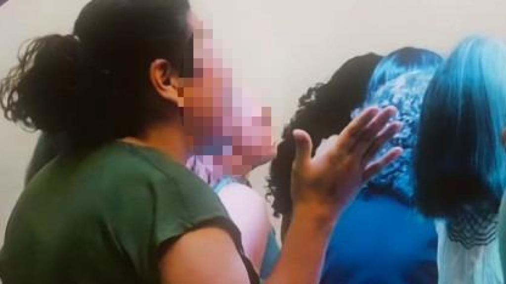 Unas jóvenes durante una reunión de la iglesia evangélica de Calasparra que está en la diana de la Guardia Civil.