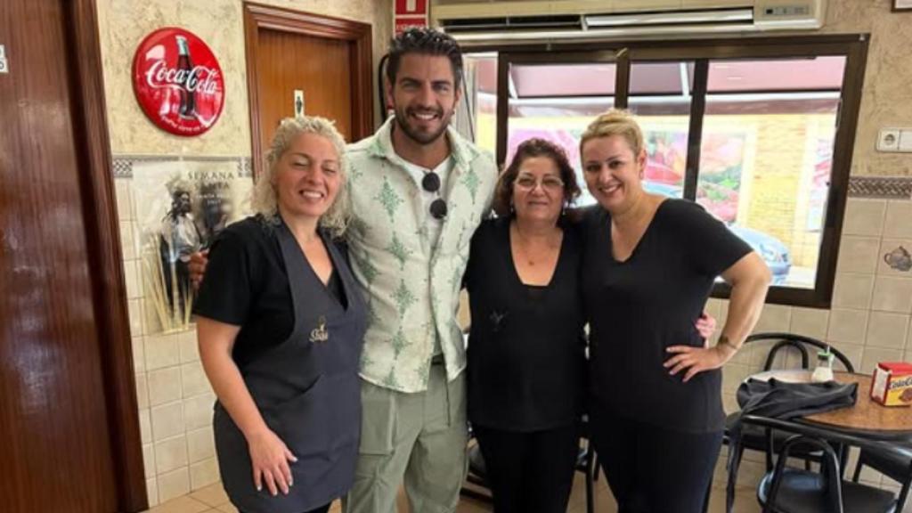 Maxi Iglesias con el personal de la Churrería Susi en Santa Pola