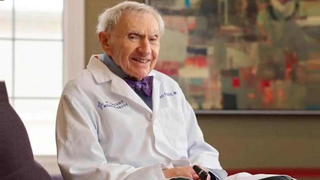 El doctor Howard Tucker, el médico en activo más anciano del mundo.