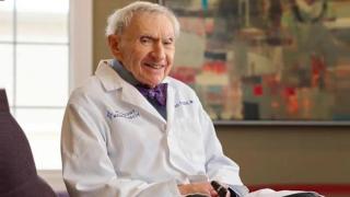 El doctor Howard Tucker, el médico en activo más anciano del mundo.