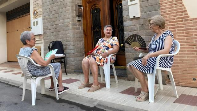 Salir a tomar el fresco y socializar es una de las grandes tradiciones de España.