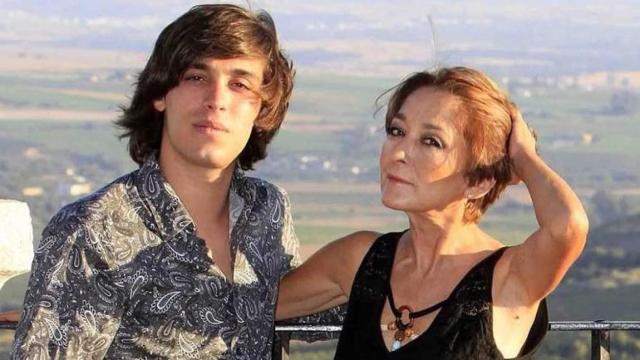 Víctor Elías y su madre, en una imagen de redes sociales.