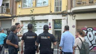 La UCO, en pleno registro de la vivienda del exnúmero dos del PSOE, esta misma mañana.