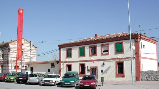 Las viviendas okupadas junto a la estación.