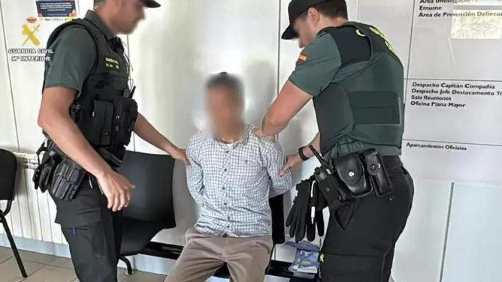 La Guardia Civil deteniendo al agresor