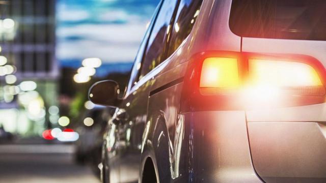 El pequeño gesto con las luces de tu coche que podría generar una multa sin que lo sepas: hasta 150€ en España