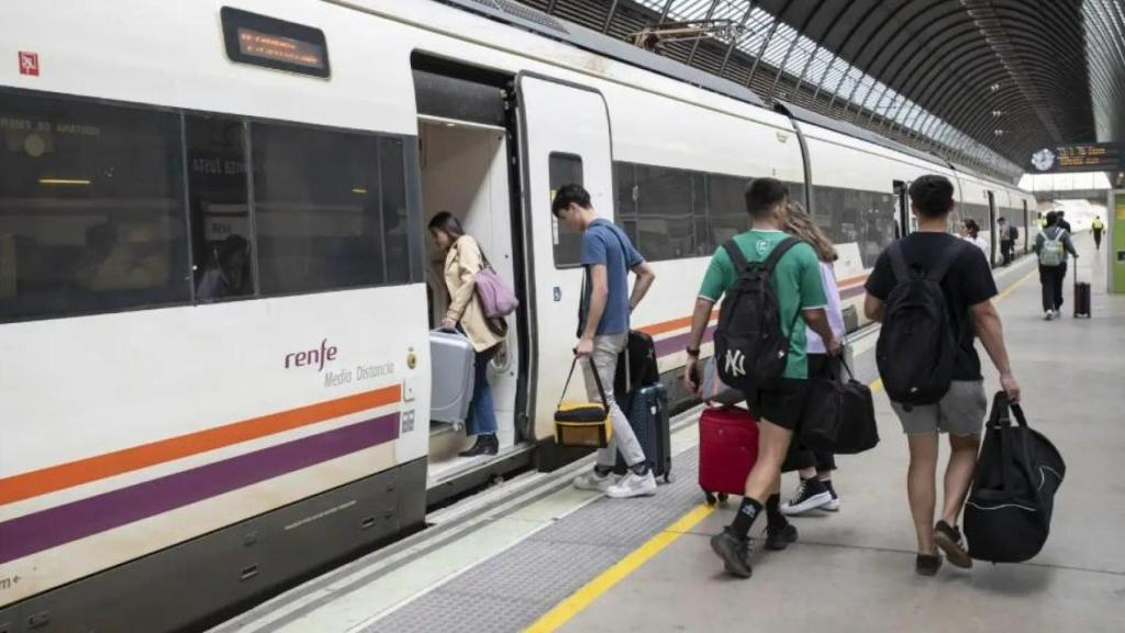 Jóvenes en la estación de Santa Justa, en Sevilla.