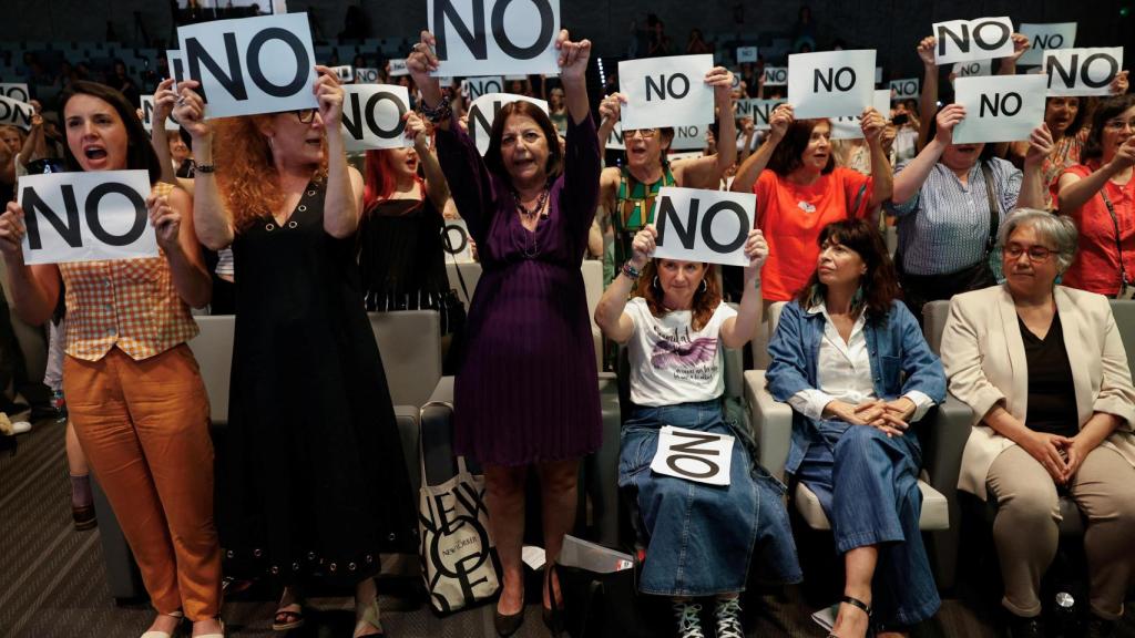 A la izquierda, Irene Montero protesta en el acto de perdón de la Iglesia a víctimas del franquismo. La penúltima por la derecha, la ministra de Igualdad, Ana Redondo.