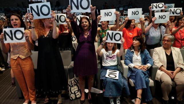 A la izquierda, Irene Montero protesta en el acto de perdón de la Iglesia a víctimas del franquismo. La penúltima por la derecha, la ministra de Igualdad, Ana Redondo.