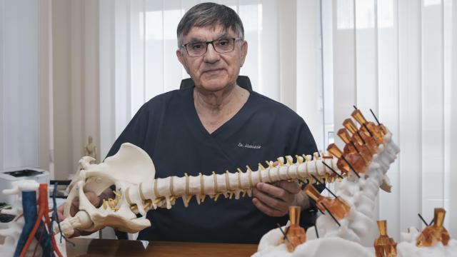 El doctor Antonio Luis Mostaza, el cirujano que ha operado 7.000 columnas, fue el primero de España tanto en hacer endoscopias para cirugías de raquis como en aplicar la IA a biomodelos y guías 3D para aumentar hasta un 99,7% la efectividad de las operaciones.