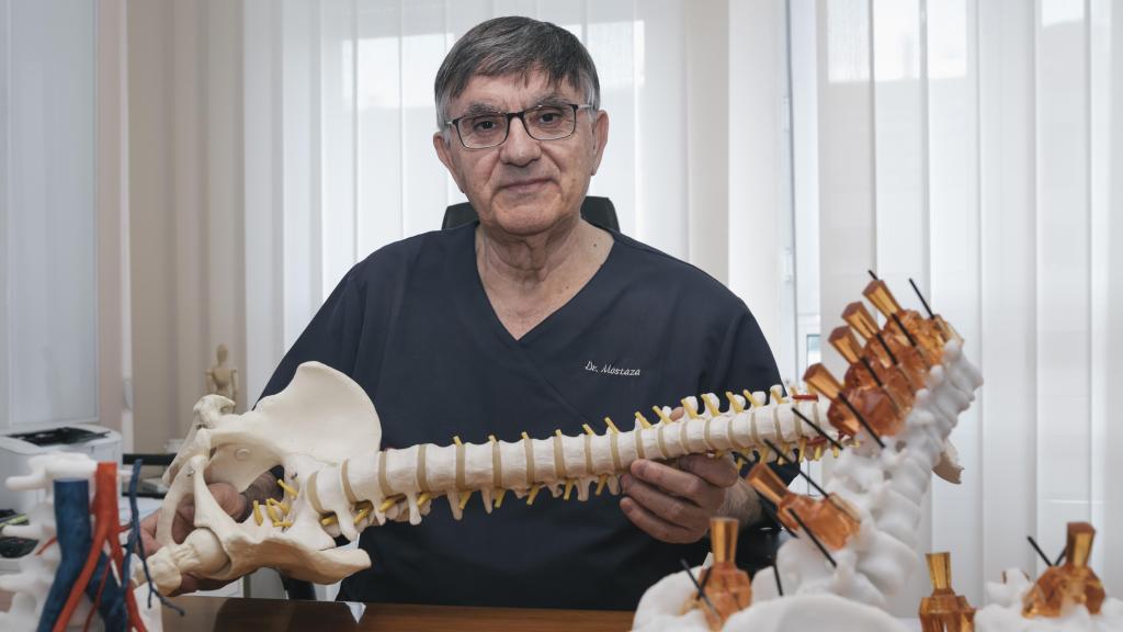 El doctor Antonio Luis Mostaza, el cirujano que ha operado 7.000 columnas, fue el primero de España tanto en hacer endoscopias para cirugías de raquis como en aplicar la IA a biomodelos y guías 3D para aumentar hasta un 99,7% la efectividad de las operaciones.