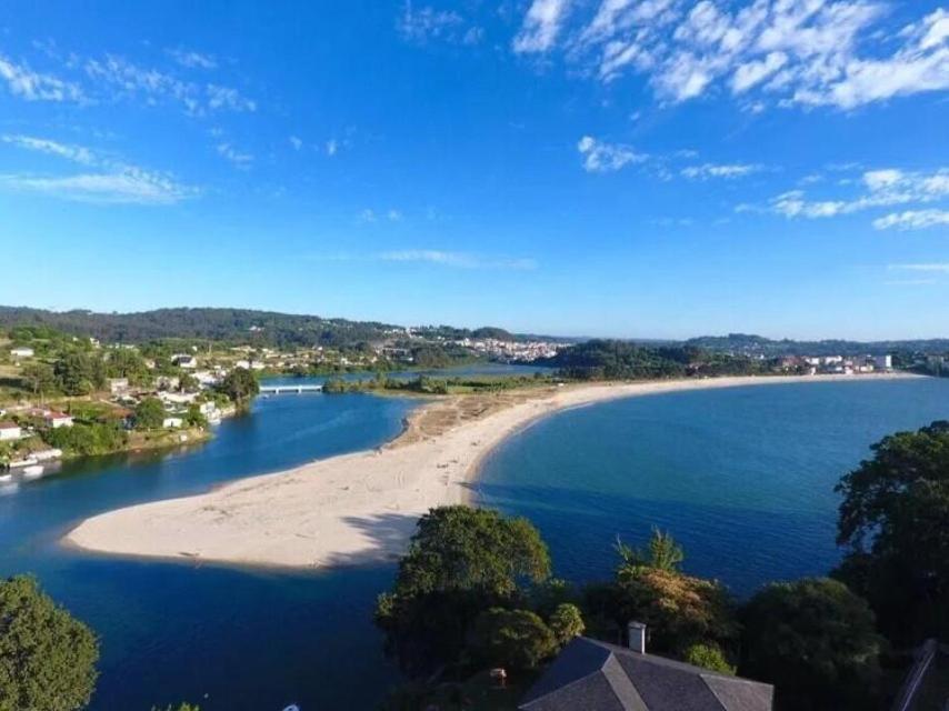 Playa grande de Miño.