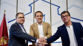 El presidente de la Diputación de Valladolid, Conrado Íscar, firma con el presidente provincial de Cruz Roja, Juan José Zancada, y con el presidente de Cáritas Diocesana de Valladolid, Guenther Eduardo Boelhoff, los convenios contra la exclusión social que la institución provincial suscribe anualmente con estas dos entidades del tercer sector.