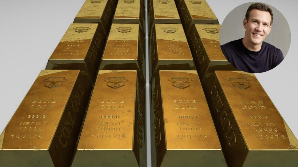 Daniel Marburger en un montaje con lingotes de oro.