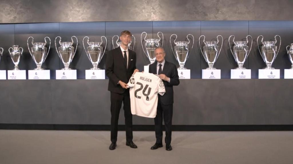 Dean Huijsen posa junto a Florentino Pérez con la camiseta del Real Madrid