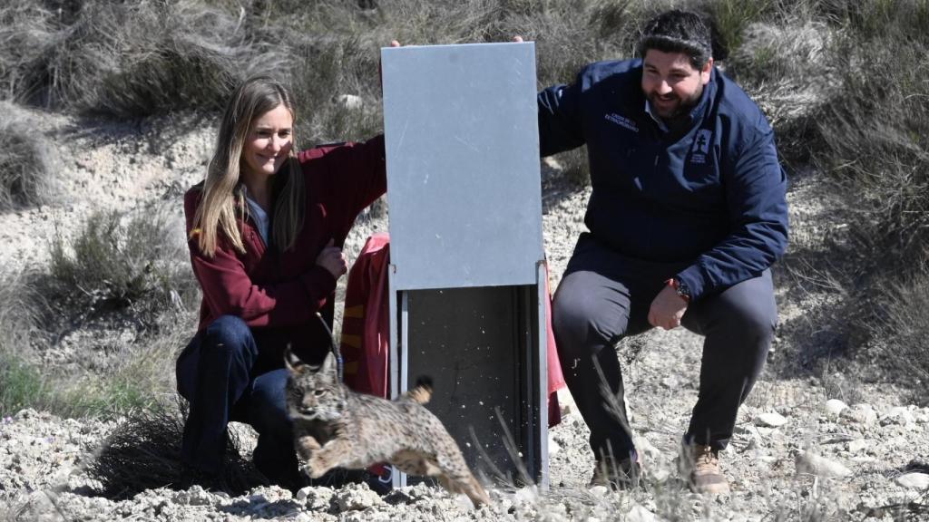 El presidente de la Comunidad, Fernando López Miras, y la vicepresidenta tercera y ministra para la Transición Ecológica y el Reto Demográfico, Sara Aagesen, en febrero de este año, liberando un lince en Lorca.