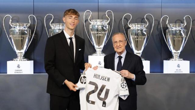 Dean Huijsen junto a Florentino Pérez, en su presentación con el Real Madrid
