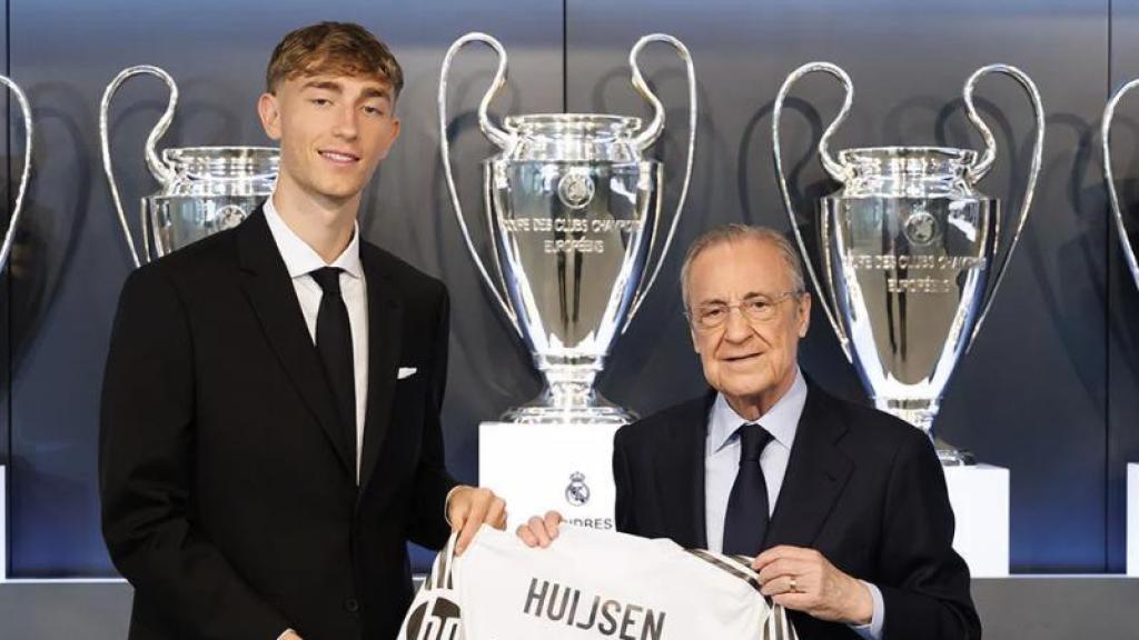 Dean Huijsen junto a Florentino Pérez, en su presentación con el Real Madrid