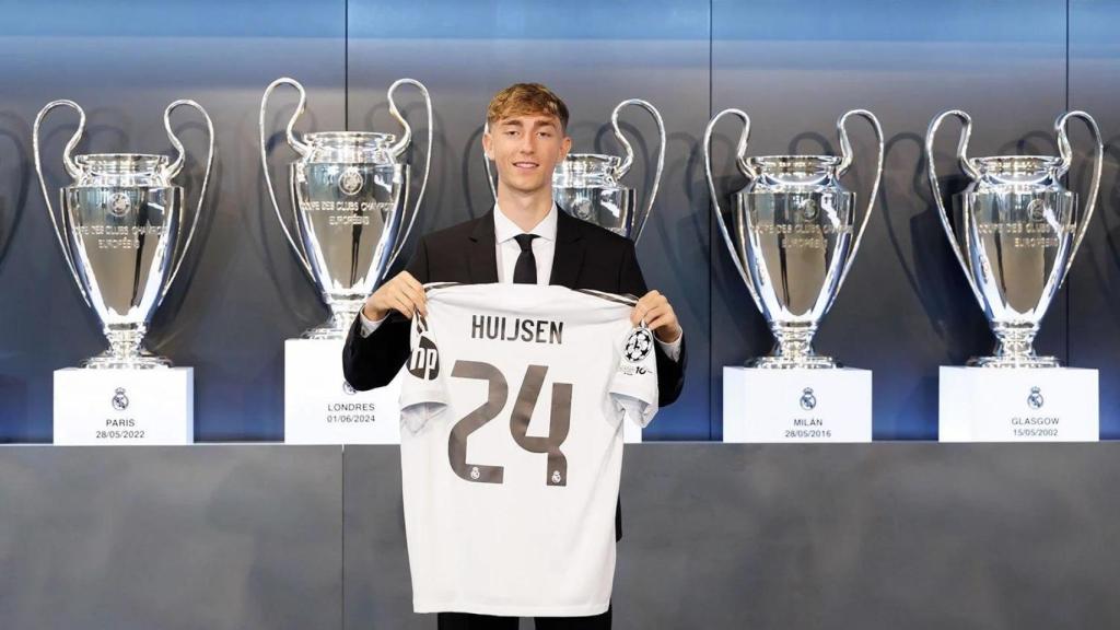 Dean Huijsen ya posa como jugador blanco.