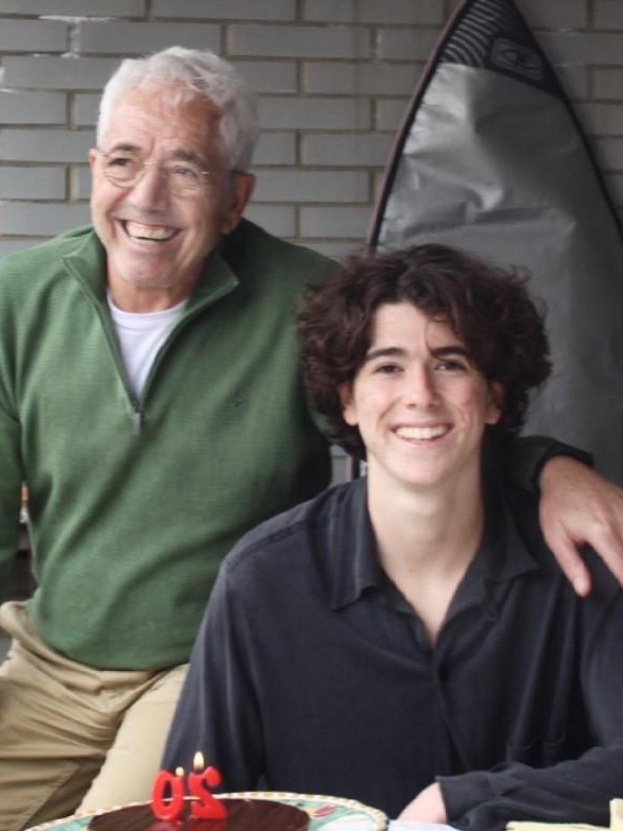 Marlo junto a su abuelo materno, el día que cumplió 20 años.