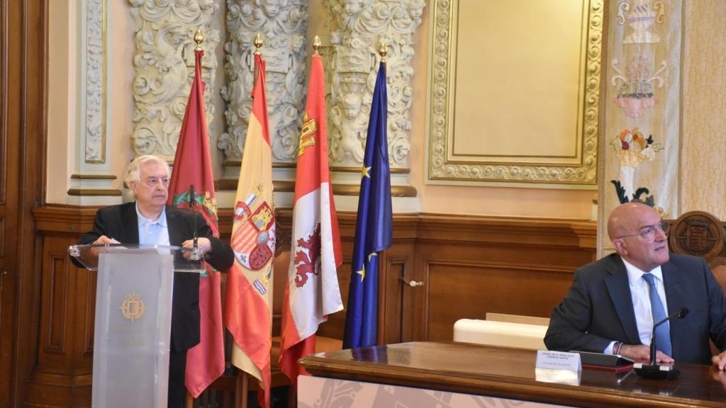 El periodista y escritor Santos García Catalán y el alcalde de Valladolid, Jesús Julio Carnero, durante la entrega de los Premios Taurinos San Pedro Regalado 2024.