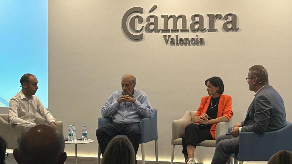Nadine Ilgenstein durante la mesa redonda en el foro sobre Formación Profesional en Cámara Valencia. EE