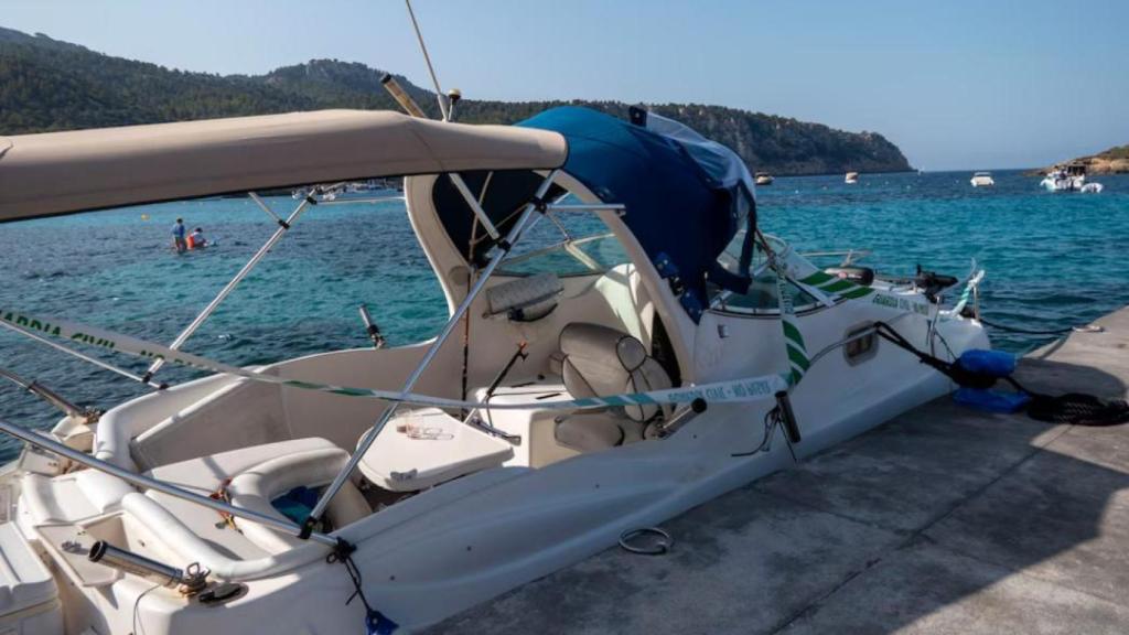 El barco vacío que ha aparecido este martes en el Puerto de Sant Elm en Mallorca