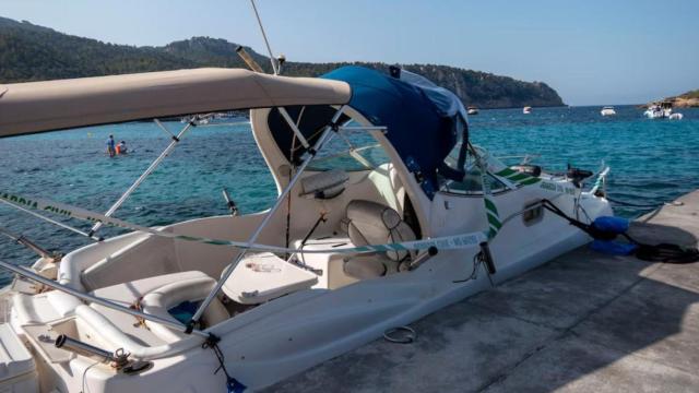 El barco vacío que ha aparecido este martes en el Puerto de Sant Elm en Mallorca
