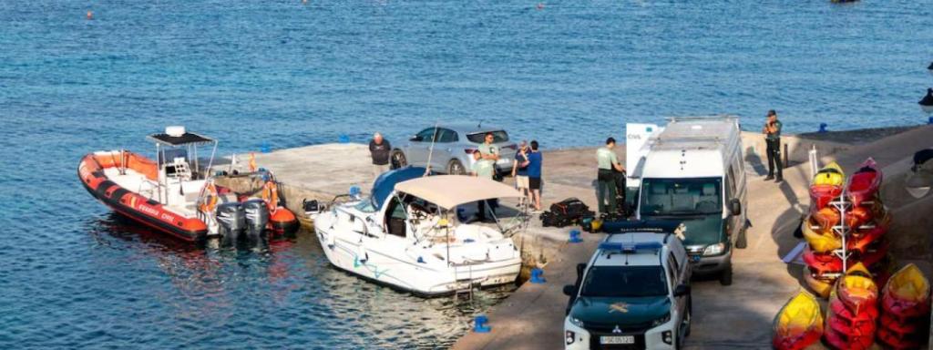 Vista del dispositivo de GEAS y Salvamento Marítimo, esta martes en el Puerto de Sant Elm.