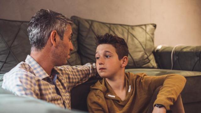 Imagen de archivo de un padre e hijo.