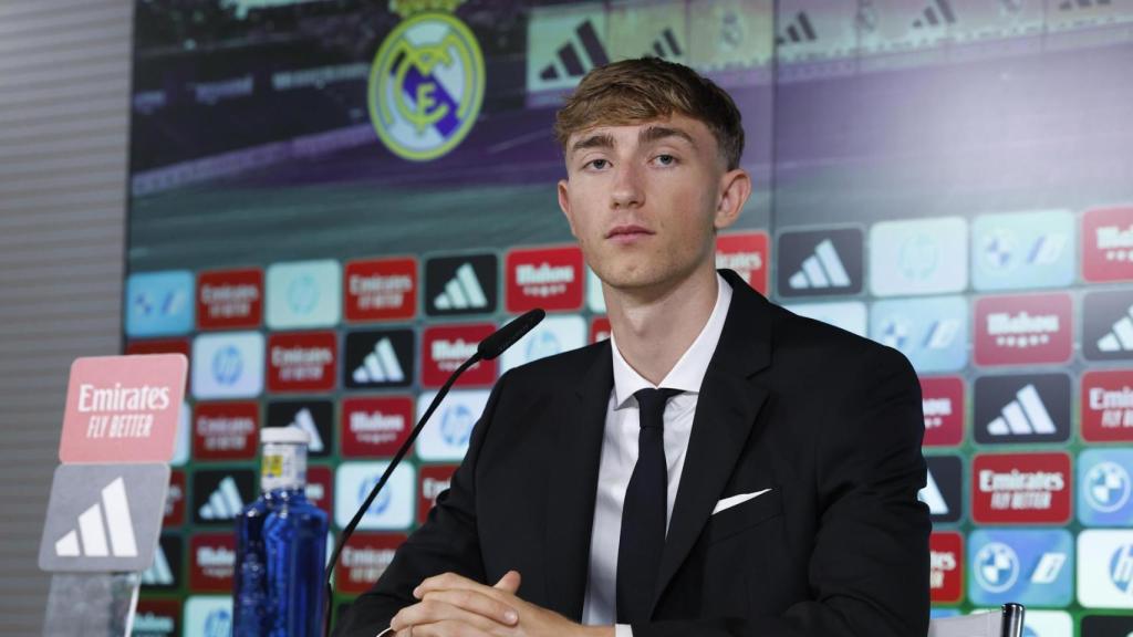 Dean Huijsen, en rueda de prensa con el Real Madrid
