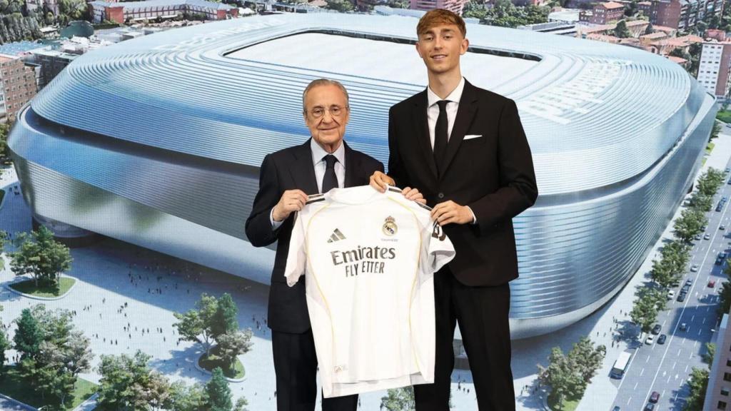 Dean Huijsen, junto a Florentino Pérez en su presentación con el Real Madrid