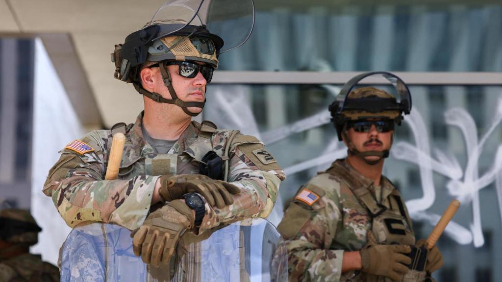 Las tropas de la Guardia Nacional de California se encuentran frente al edificio federal Edward R. Roybal, en Los Ángeles.
