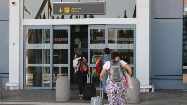 Pasajeros entrando en el Aeropuerto de Zaragoza